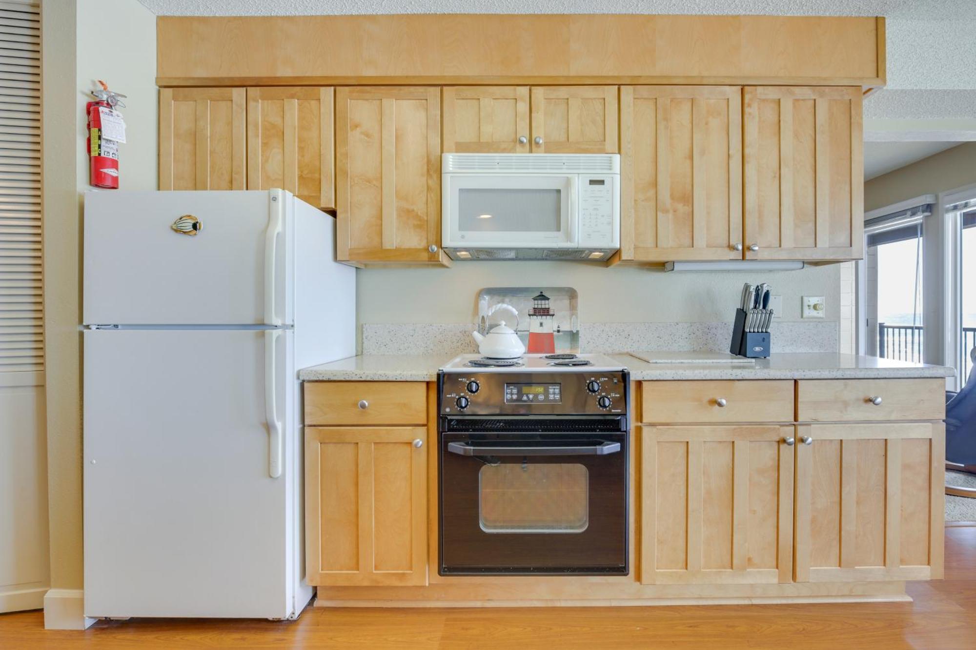 Comfortable Lincoln City Condo With Patio And Views! Exterior photo